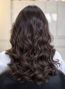 高雄燙髮推薦｜FLY Hair salon 背面可以看到完整的波浪線條，透過不同層次的捲度堆疊，讓髮型呈現自然的立體感與柔順光澤。 