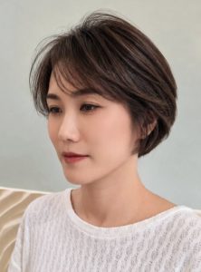 高雄女生短髮推薦-女生日系短髮造型，透過層次剪裁與輕盈瀏海修飾臉型輪廓