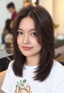 高雄燙髮推薦-Flyhair 女生中長髮層次造型，搭配自然波浪與輕盈髮尾，展現柔和流動感